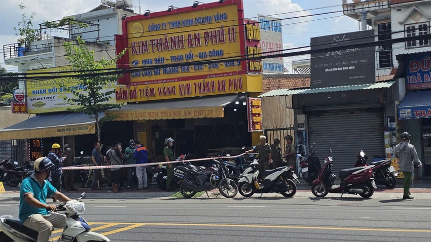 TP.HCM: Khẩn trương truy bắt nhóm 4 đối tượng dùng búa cướp tiệm vàng táo tợn
